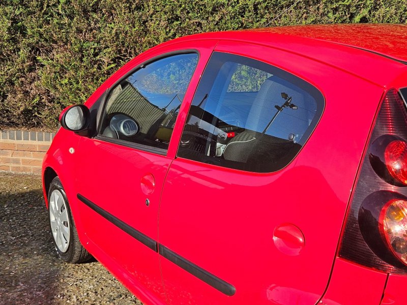 PEUGEOT 107