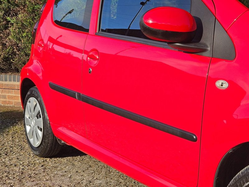PEUGEOT 107