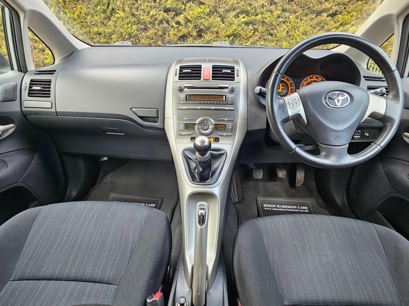 TOYOTA AURIS