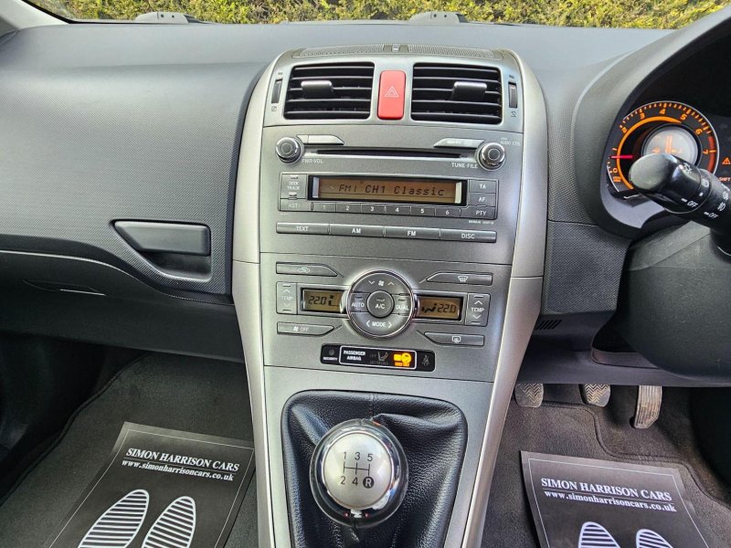 TOYOTA AURIS