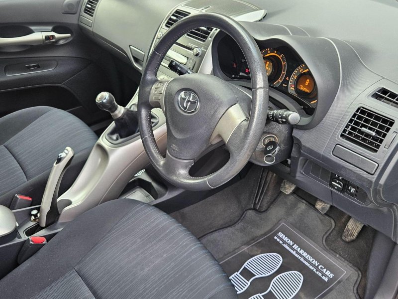 TOYOTA AURIS