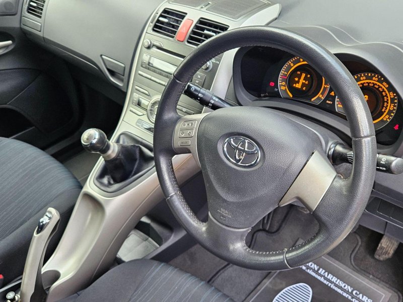 TOYOTA AURIS