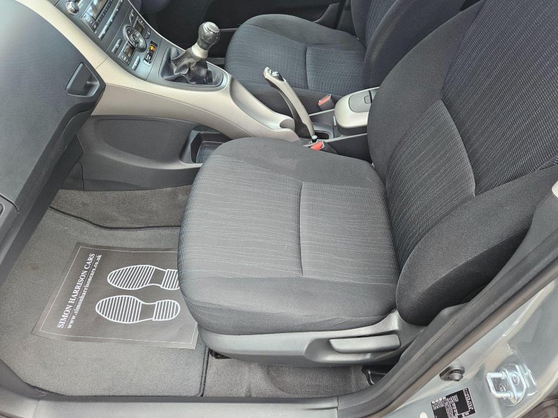 TOYOTA AURIS