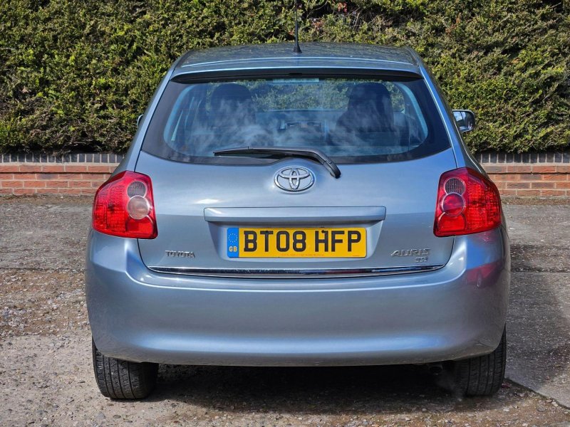 TOYOTA AURIS